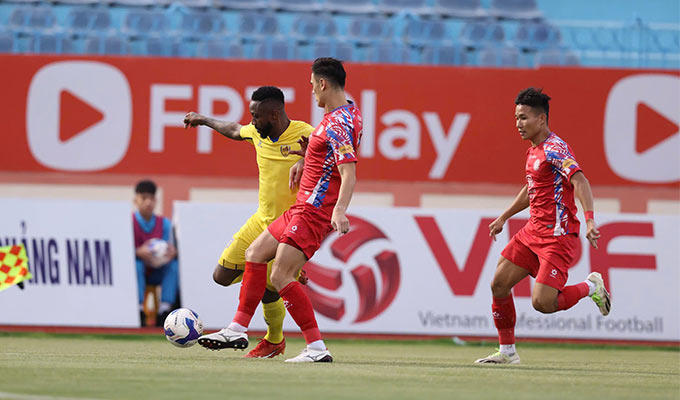 Samson tỏa sáng với 1 bàn thắng giúp Quảng Nam đánh bại TP.HCM - Ảnh: Sông Hàn