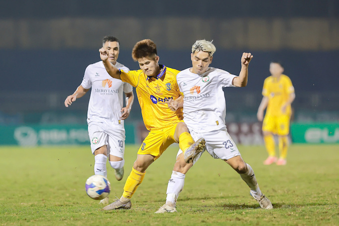 Bình Định (áo trắng) đã không thể thắng được SLNA ở trận đấu rất quan trọng - Ảnh: Phan Tùng