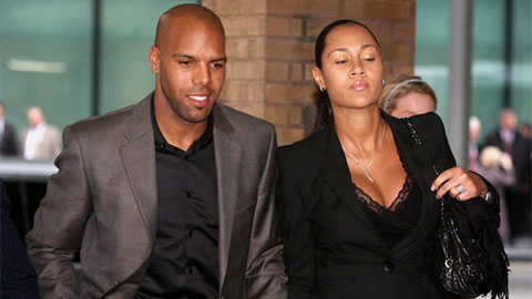  Cựu sao Premier League đấm vỡ mũi nữ sinh