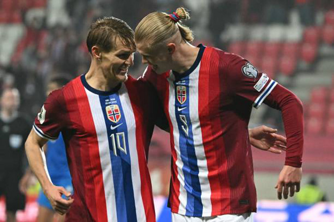 Odegaard ăn mừng với Haaland