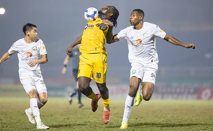 Bình Định (áo trắng) phải quyết chiến trong 2 trận tới. Ảnh: Phan Tùng 