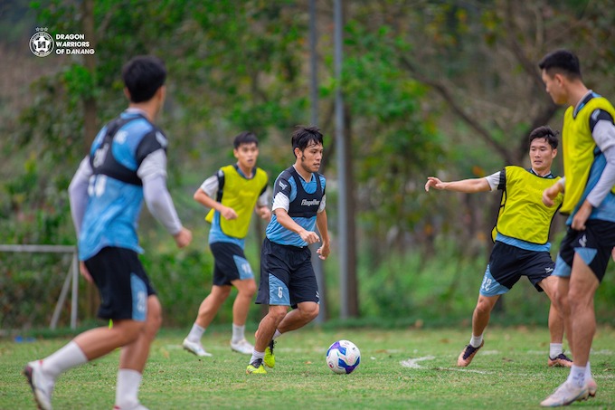 Các cầu thủ Đà Nẵng đang nỗ lực để thoát hiểm. Ảnh: FBNV
