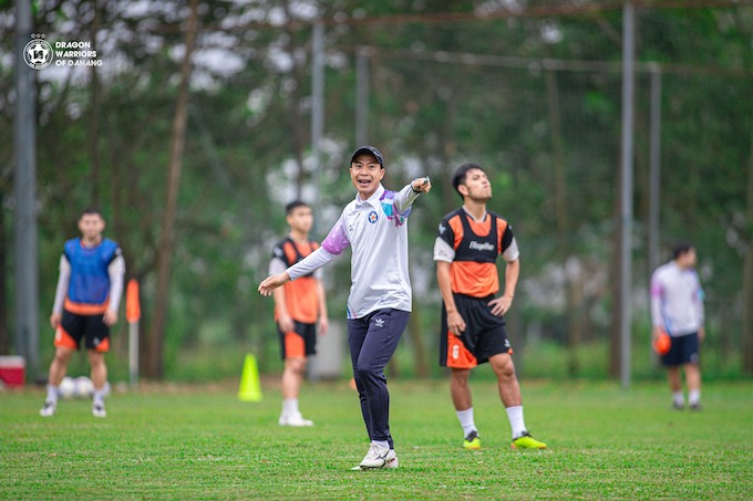HLV Lê Đức Tuấn đang rất đau đầu vì lực lượng của đội bóng. Ảnh: FBNV