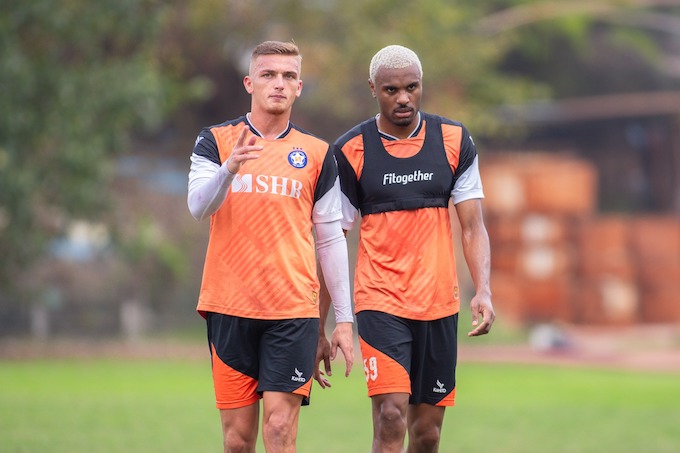 Hai ngoại binh của SHB Đà Nẵng dính chấn thương. Ảnh: Phi Hải 