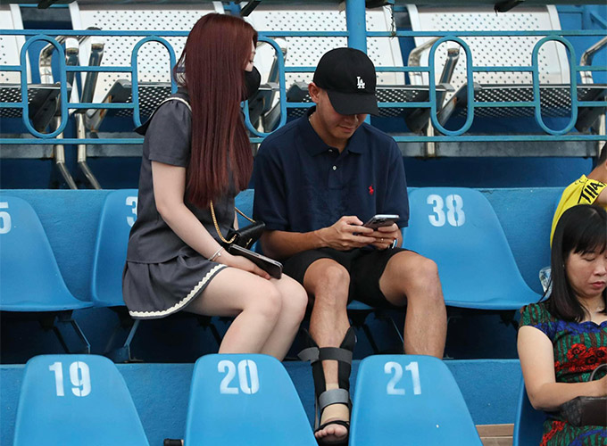 Bùi Vĩ Hào phải sử dụng nẹp chân, di chuyển đi lại khó khăn sau khi dính chấn thương mới đây - Ảnh: Gia Hân 