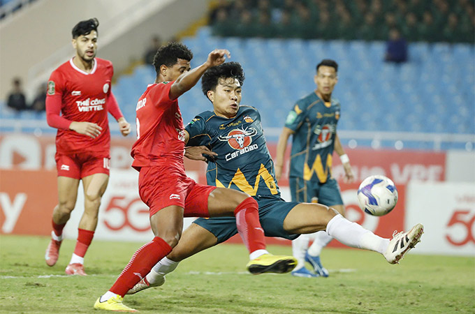 Phạm Lý Đức không may dính chấn thương nặng trong trận gặp Thể Công Viettel - Ảnh: Minh Tuấn 