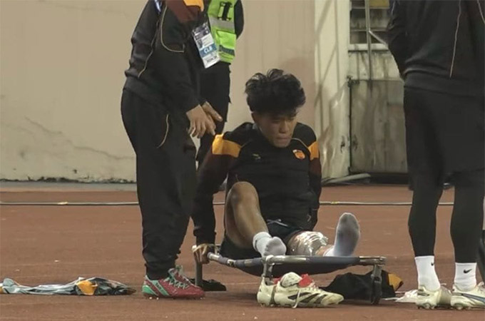 Phạm Lý Đức sẽ được đưa đi chụp chiếu để biết chính xác mức độ chấn thương - Ảnh: BĐ&ĐS