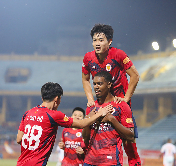 CAHN đang còn cơ hội ở cả 3 mặt trận. Ảnh: Minh Tuấn