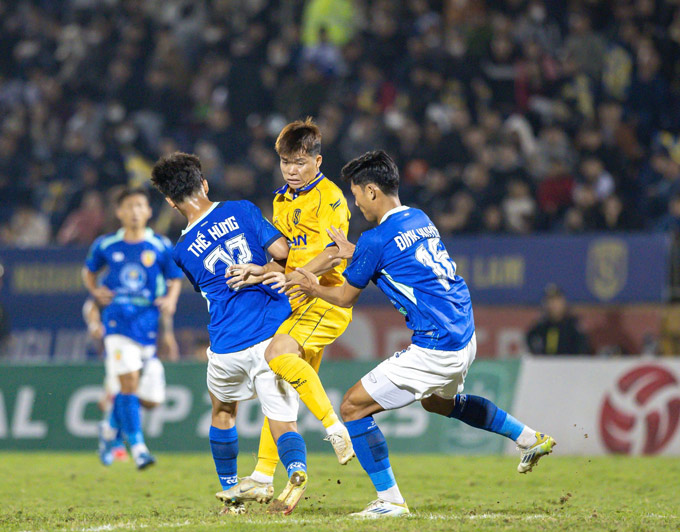 SLNA (áo vàng) vẫn chưa an toàn trên bảng xếp hạng V.League - Ảnh: Phan Tùng