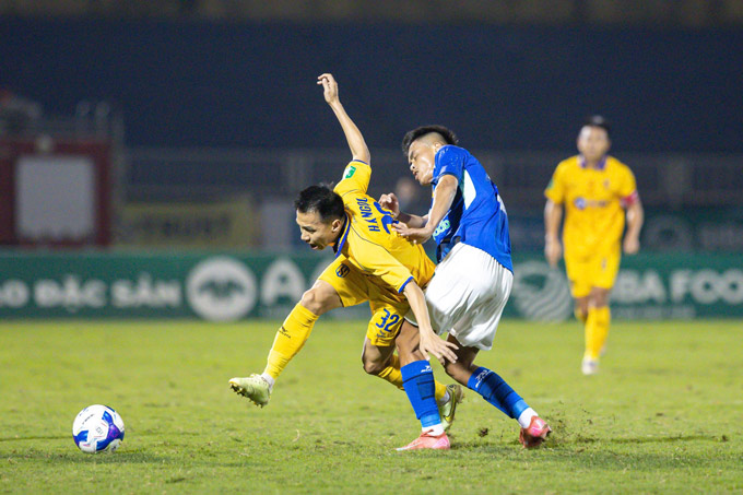 SLNA (áo vàng) sẽ phải nỗ lực hơn trong chặng đường sắp tới - Ảnh: Phan Tùng