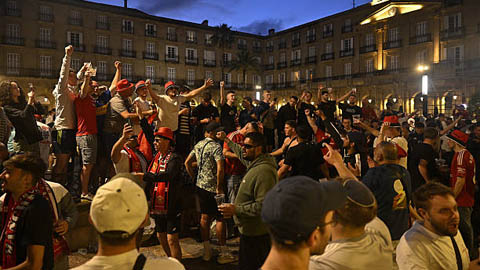  CĐV MU và Tottenham ẩu đả trước chung kết Europa League