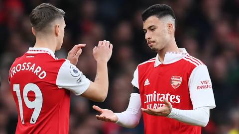  Martinelli và Trossard nắm giữ chìa khóa với hàng công mới của Arsenal
