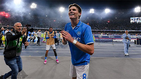 Khoảnh khắc ăn mừng gây sốt của Scott McTominay