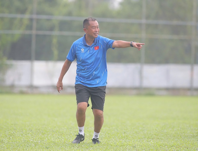 HLV Okiyama Masahiko đang tập luyện cùng U19 nữ Việt Nam. Ảnh: Đình Viên