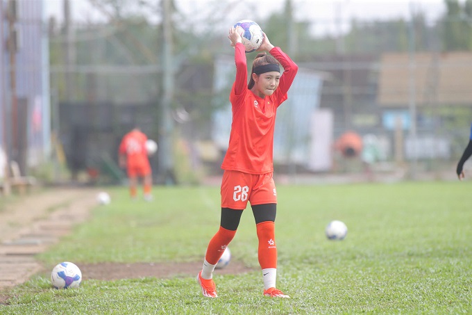 U19 nữ Việt Nam được HLV Okiyama Masahiko truyền đạt nhiều kiến thức bổ ích. Ảnh: Đình Viên