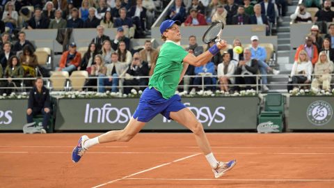  Sinner ra quân theo cách điên rồ ở Roland Garros, chứng tỏ bản lĩnh số 1 thế giới