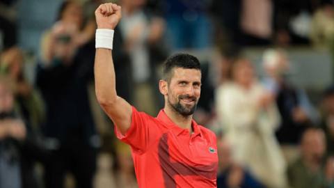  Novak Djokovic giao bóng 'như máy', hủy diệt McDonald ở trận ra quân Roland Garros