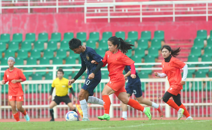 U19 nữ Việt Nam có cữ dượt nhẹ trên sân Thống Nhất. Ảnh: Đình Viên