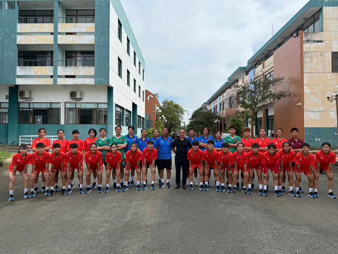 Tổng thư ký LĐBĐ Việt Nam (VFF) Nguyễn Văn Phú đã đến thăm và động viên ĐT U19 nữ Việt Nam