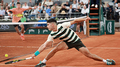  Carlos Alcaraz nhận cú sốc đầu tiên tại Roland Garros, chứng tỏ bản lĩnh 'Vua đất nện' mới