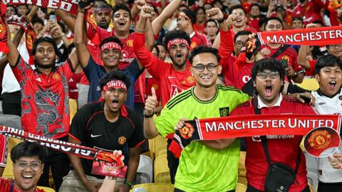  MU kiếm tiền bằng sự hèn kém