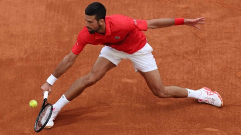  Djokovic chấn thương vẫn đánh tie-break tuyệt đỉnh, hạ tay vợt Pháp ở Roland Garros