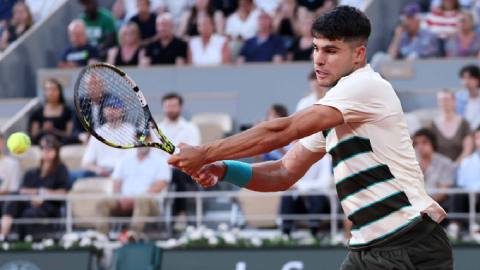  Vua đất nện mới Alcaraz thua sốc set 3, vượt ải Dzumhur vòng 3 Roland Garros