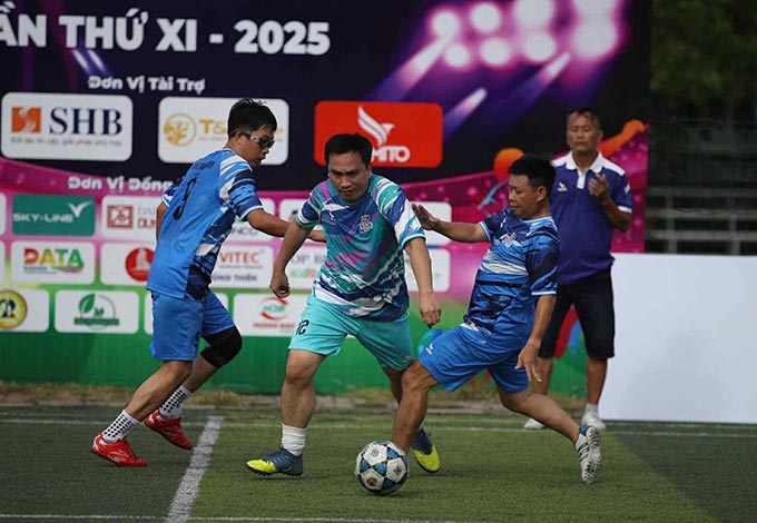 Dưới điều kiện nắng nóng, các cầu thủ nỗ lực phô diễn kỹ năng chơi bóng