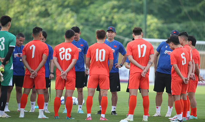 HLV Kim Sang Sik vẫn còn nhiều phương án dự phòng cho hàng thủ ĐT Việt Nam. Ảnh: Phan Tùng