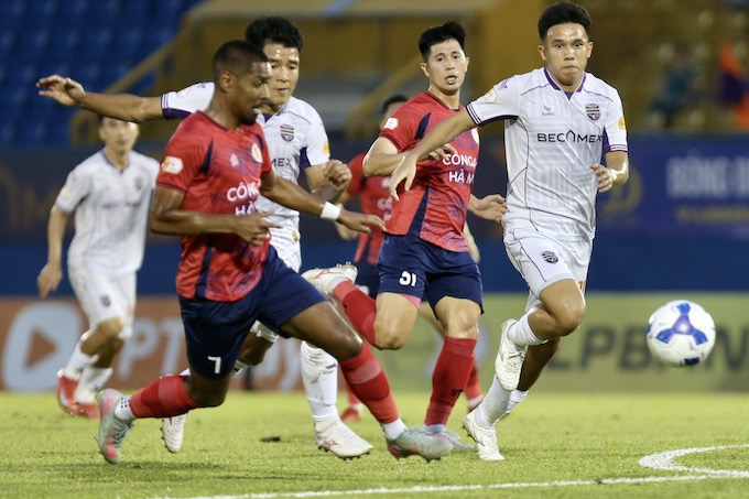 Với việc phải di chuyển và thi đấu liên tục, CAHN cũng đang có phong độ không tốt. Ảnh: CTV