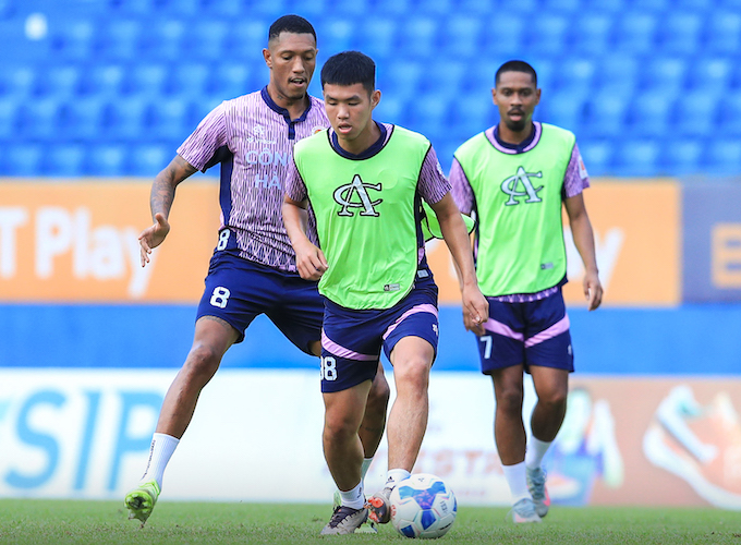 Các cầu thủ CAHN tập luyện cho trận đấu với Bình Định. Ảnh: CTV