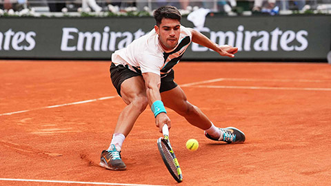  Vua đất nện Carlos Alcaraz khổ chiến với Ben Shelton, đoạt vé tứ kết Roland Garros