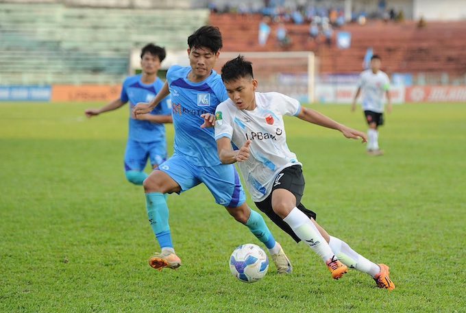 Long An (áo trắng) đang hối hả ở cuộc đua trụ hạng giải hạng Nhất. Ảnh: Quốc An