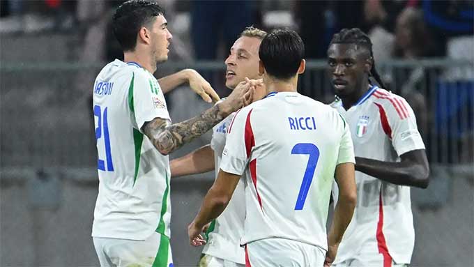 Bastoni (trái), hậu vệ đồng đội của Acerbi ở Inter vẫn lên tuyển bình thường