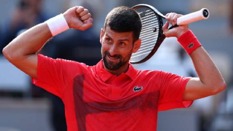  Novak Djokovic phô diễn sức mạnh trước ngôi sao nước Anh, đoạt vé tứ kết Roland Garros