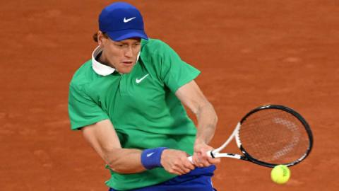  Số 1 thế giới Sinner trình diễn đỉnh cao, hạ Rublev để ghi danh tứ kết Roland Garros