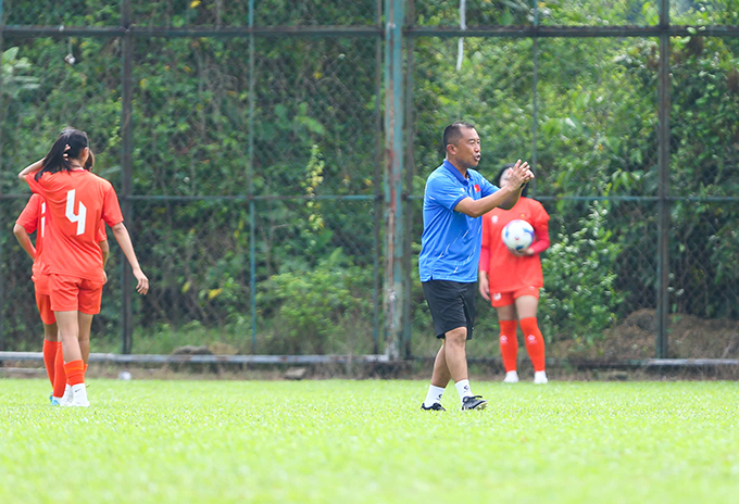 HLV  Mashiko hướng dẫn cầu thủ tập luyện - Ảnh: An Tô