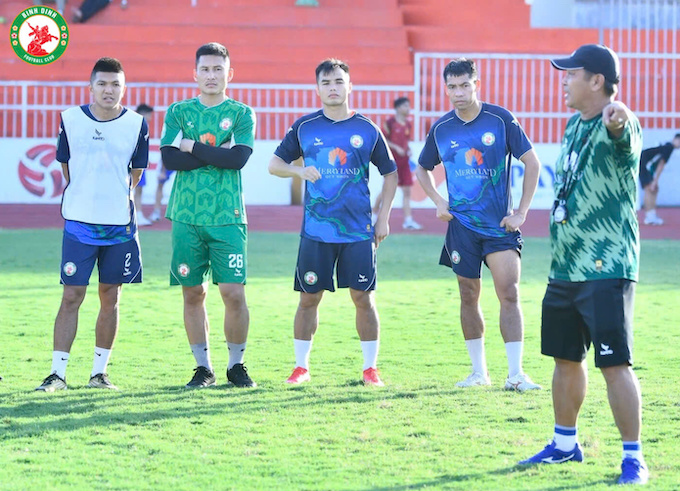 HLV Trần Minh Chiến chỉ đạo các cầu thủ trong buổi tập trước trận. Ảnh: FBNV