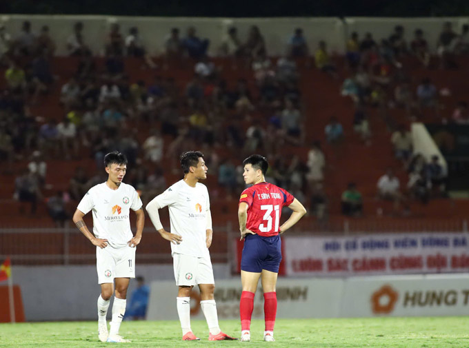 Nỗi buồn của các cầu thủ Bình Định. Ảnh: Đức Cường