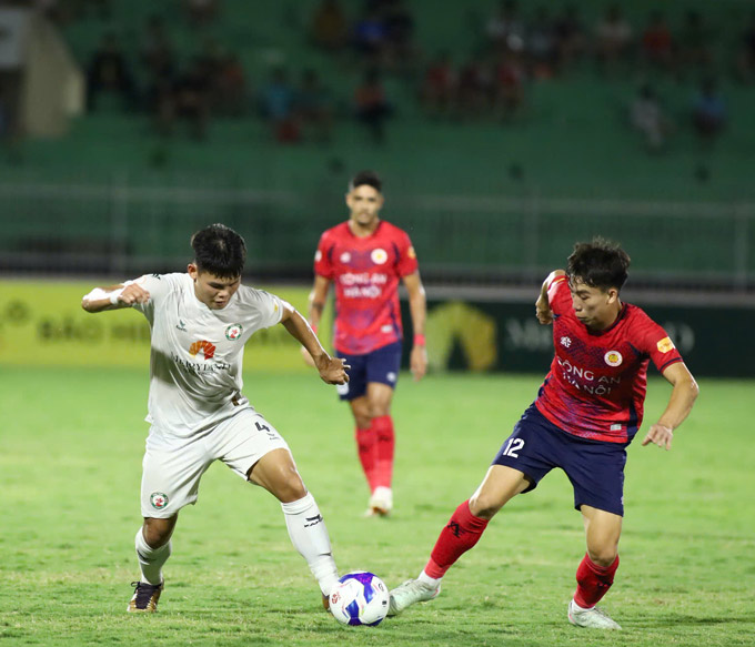 Bình Định (áo trắng) đã thua CAHN trên sân nhà. Ảnh: Đức Cường