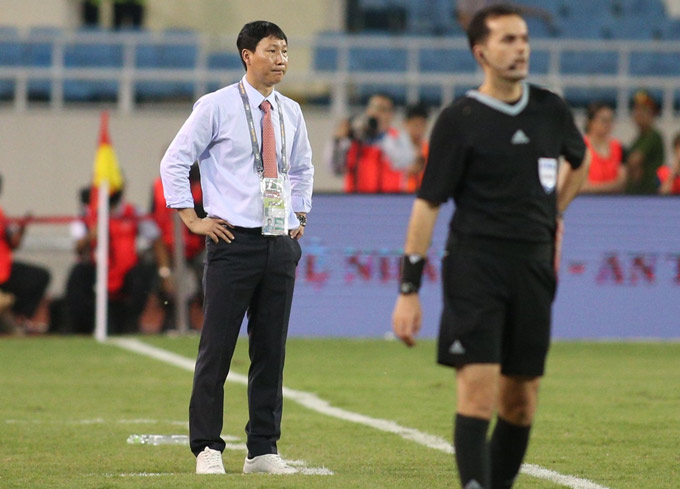 HLV Kim Sang Sik đứng trước những nỗi lo "đi săn không súng" - Ảnh: Minh Tuấn