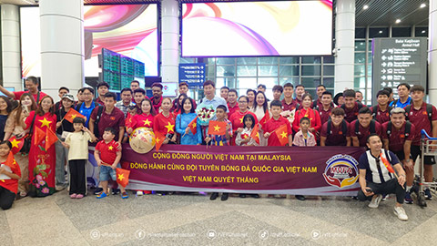  ĐT Việt Nam tới Malaysia, được cộng đồng người Việt chào đón