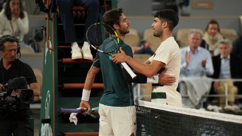  Bán kết Roland Garros: Carlos Alcaraz hủy diệt 6-0, Musetti choáng váng bỏ cuộc
