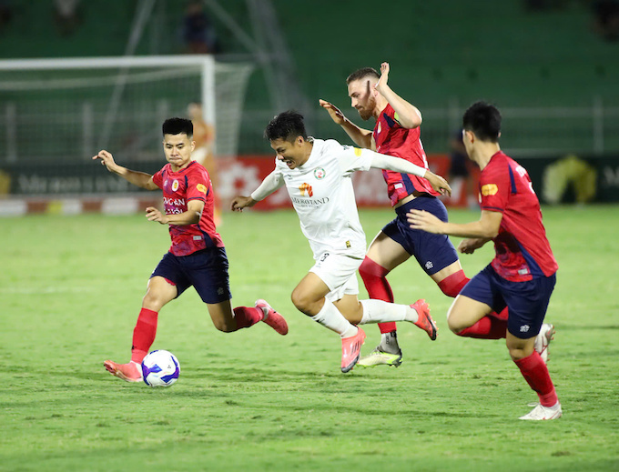 Hồng Quân (áo trắng) trong vòng vây của các cầu thủ CAHN. Ảnh: Công Tâm