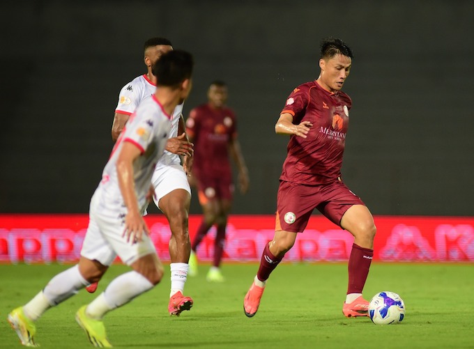 Hồng Quân thi đấu trong màu áo Bình Định ở trận gặp Bình Dương. Ảnh: Anh Khoa 