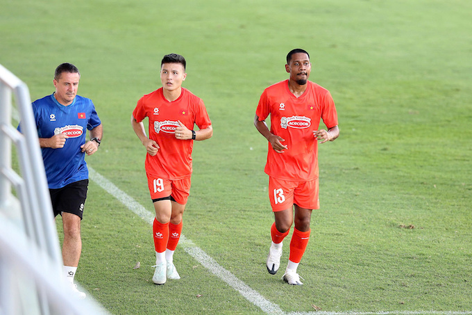 Pendant Quang Vinh trong màu áo tuyển Việt Nam. Ảnh: Đức Cường 