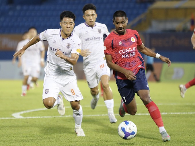 Pendant Quang Vinh trong trận đấu với Bình Dương. Ảnh: Quốc An