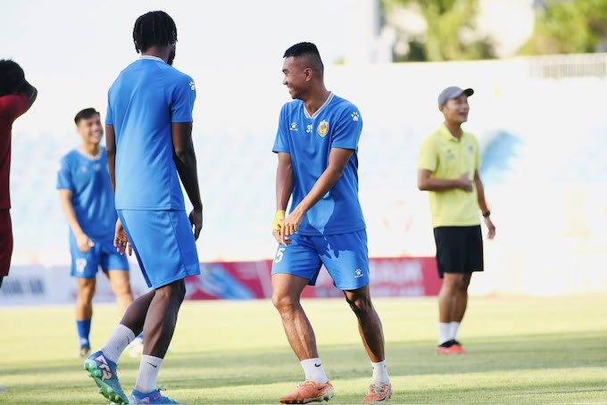 Các cầu thủ Quảng Nam đang rất thoải mái chuẩn bị cho 2 vòng đấu cuối. Ảnh: CTV