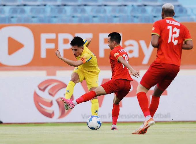 Quảng Nam (áo vàng) vừa có trận thắng Hà Tĩnh ở vòng 24. Ảnh: Phan Tùng