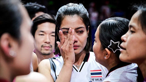  'Máy ghi điểm' bóng chuyền nữ Thái Lan bật khóc nức nở sau chuỗi thua ở Volleyball Nations League